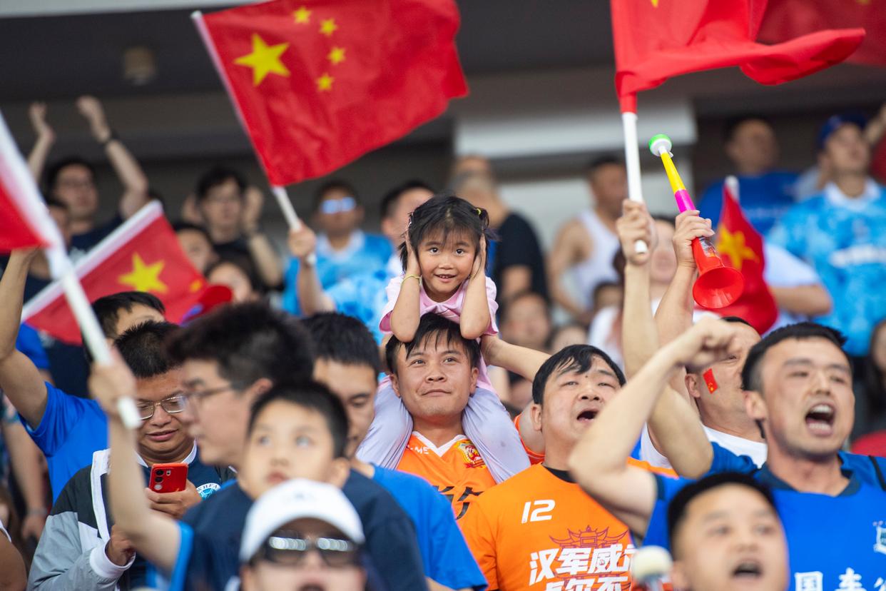 女足比赛场上攻防战，球队加油助威的简单介绍