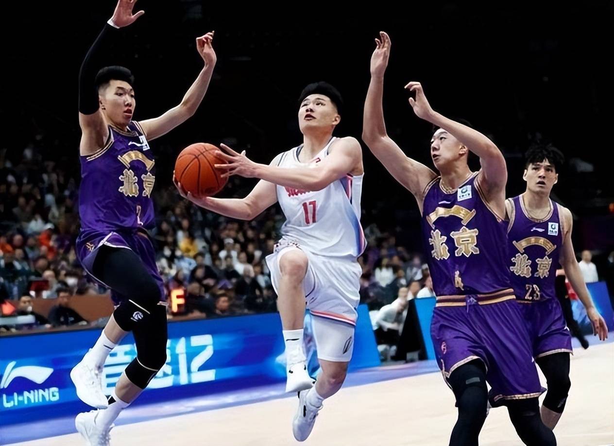四川男篮力克对手，赢得激动人心的比赛