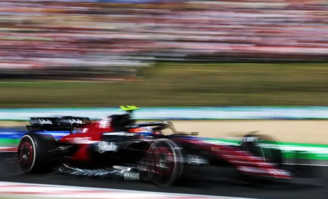 威廉姆斯鏖战索伯车队，周冠宇带队取胜