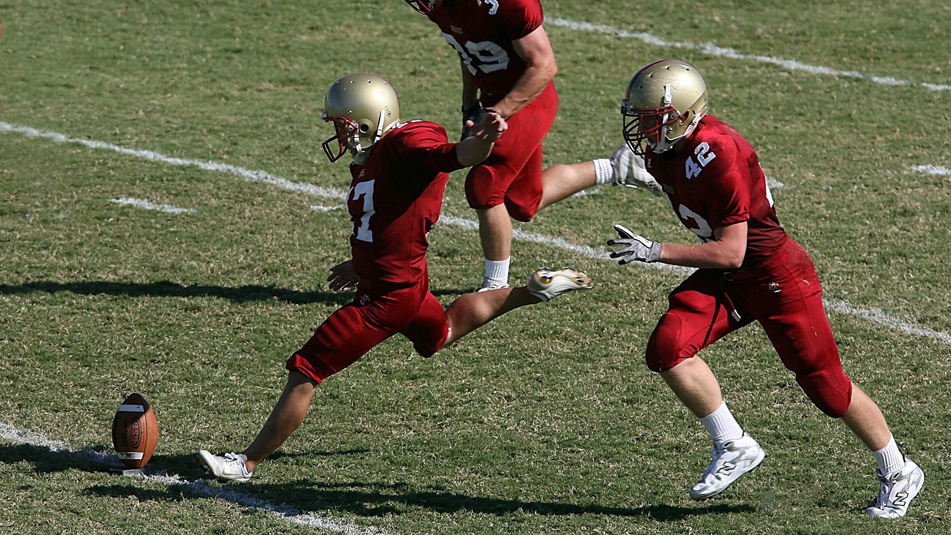 当上海队的战术引擎轰鸣,布克在另一条跑道上接管比赛